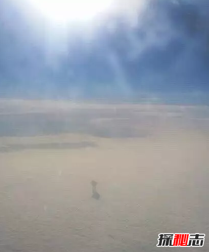 飞机上拍到云上站着人,疑似不明飞行物(UFO)