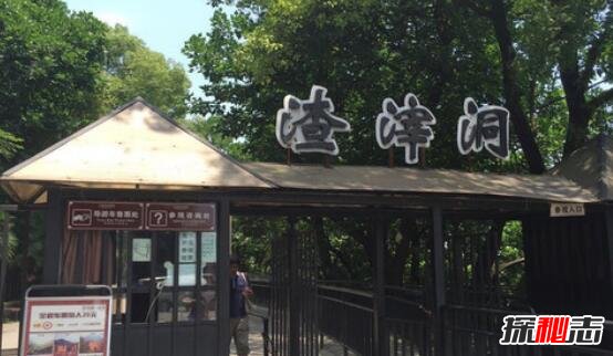 重庆渣滓洞灵异事件，游客竟拍到玻璃上的鬼影没有身子