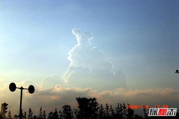 天空惊现玉皇大帝,玉帝像开光时竟出现在天空(玉帝显灵吗?)